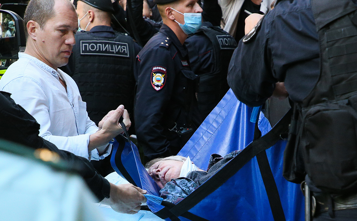 &nbsp; Михаила Ефремова выносят из зала суда (Фото: Гавриил Григоров / ТАСС)<br>