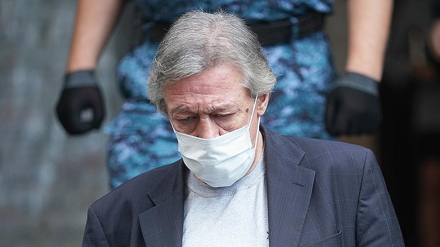 Актёр Михаил Ефремов выходит из здания суда