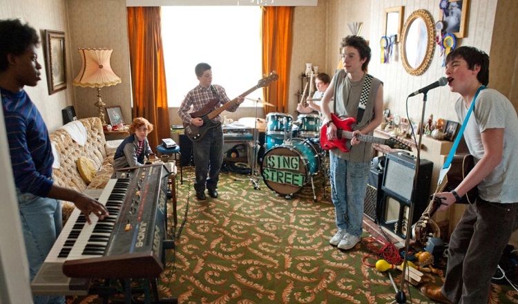 Кадр из фильма «Рок-н-рольщики» («Sing Street») (2015)