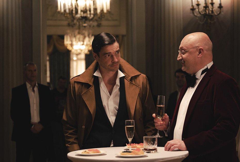 Кадр из сериала «Чужие деньги»