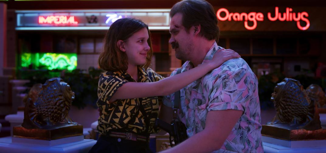 Милли Бобби Браун и Дэвид Харбор в сериале&nbsp;«Очень странные дела»