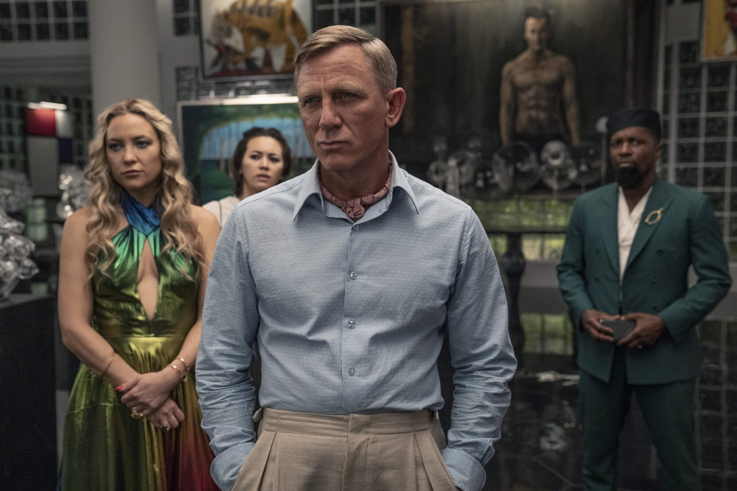 Кадр фильма «Достать ножи: Стеклянная луковица» (2022) // Netflix