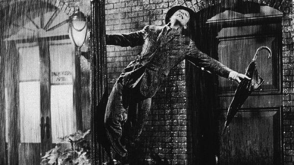 Джин Келли в «Поющих под дождём»