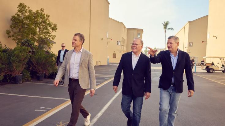 Дэвид Заслав (в центре) показывает Грегу Питерсу (слева) и Теду Сарандосу (справа) «невесту»